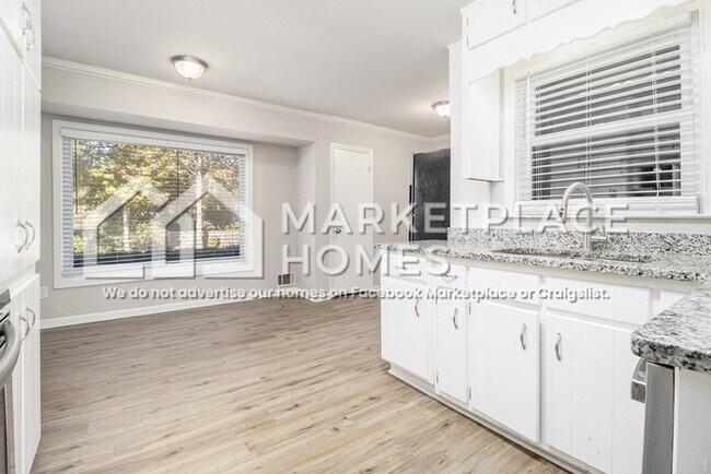Building Photo - 1732 Fontaine Dr