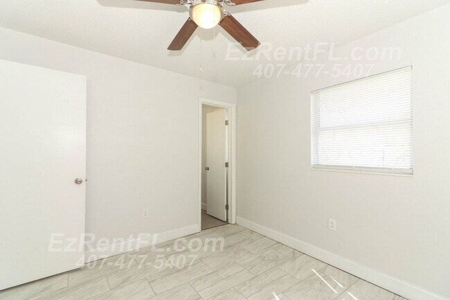 Building Photo - Remodeled 4/1.5 with Large Family Room