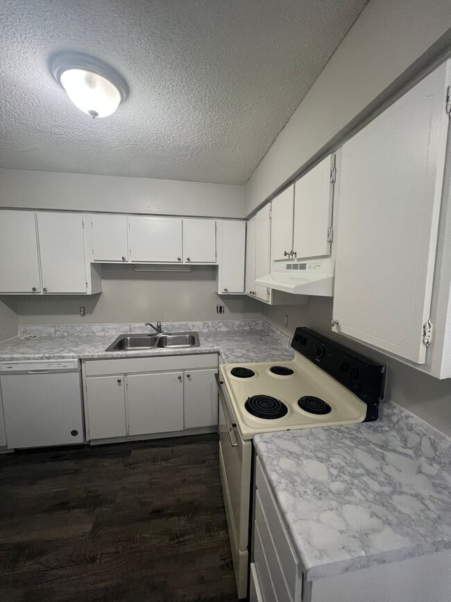 Building Photo - 1bed/1bath condo, 1st floor 758 sqft for o...