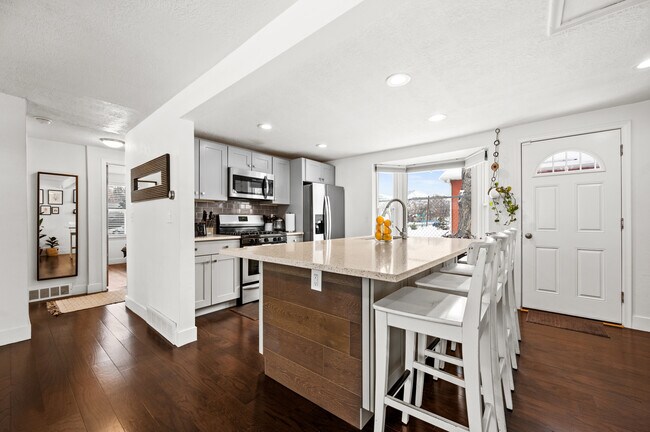 Building Photo - 376 N 8th W