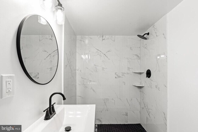 Building Photo - 5019 Leland Dr