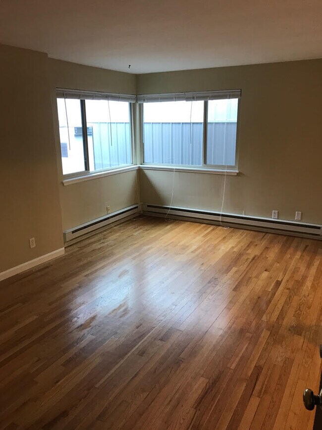 Building Photo - 712 Summit