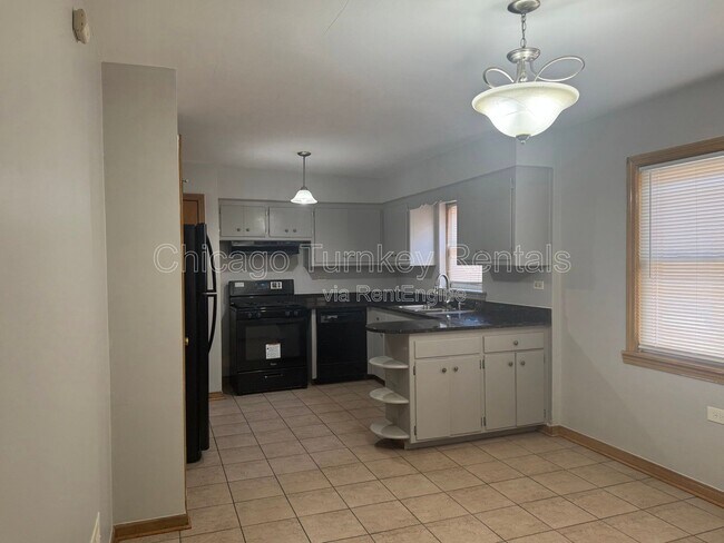 Building Photo - 2810 W 83rd St
