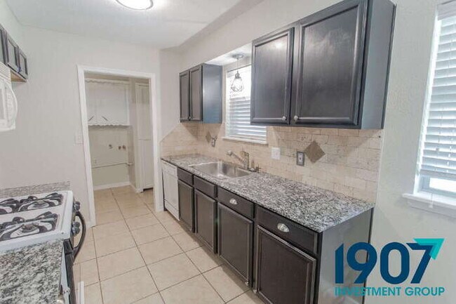 Building Photo - Charming 3-Bedroom Home in Moore with Spac...
