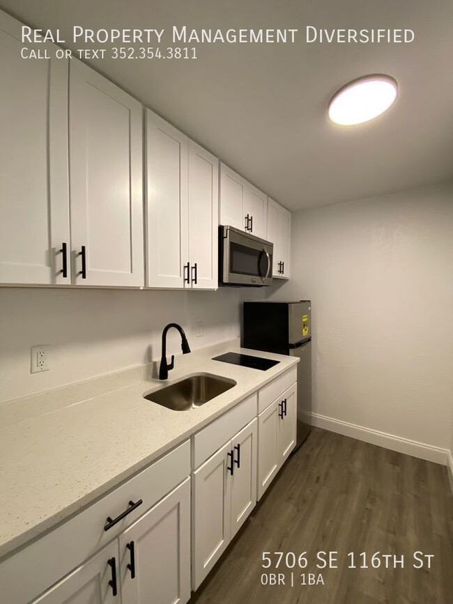 Building Photo - Newly renovated large studio apartment in ...