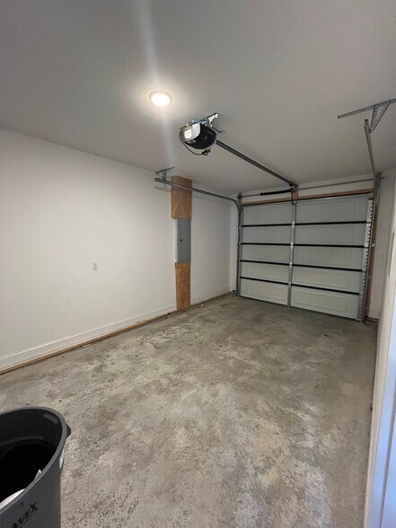 Building Photo - 5538 Stream Ln