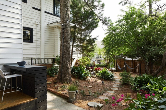 Building Photo - 3308 Cliff Rd