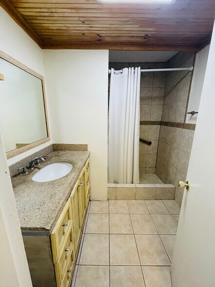 MASTER BATHROOM - 608 NW 13th St