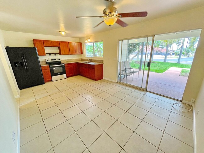 Building Photo - Spacious 1-Bedroom Ground Floor Unit in So...