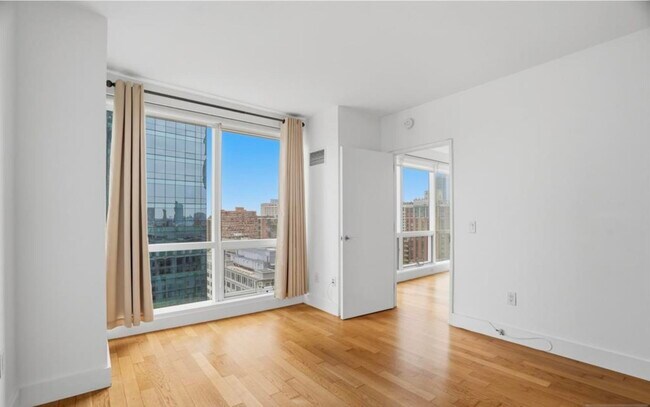 Building Photo - 77 Hudson St