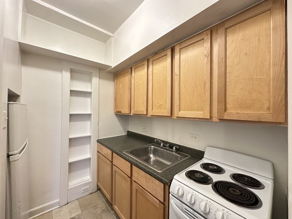 Building Photo - 562 W Arlington Pl