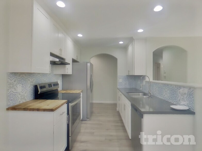 Building Photo - 8701 S 50th Dr