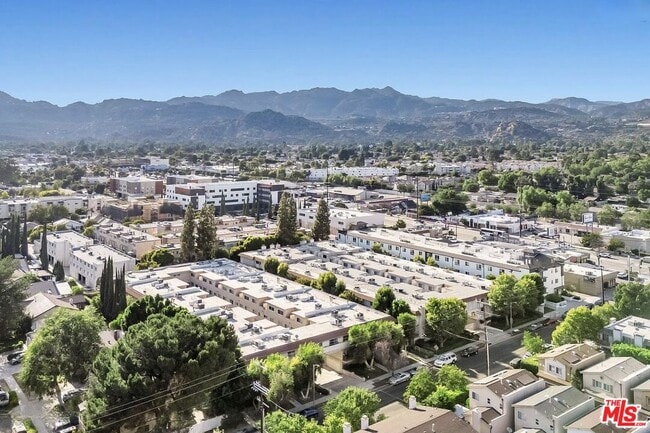 Building Photo - 10215 Variel Ave