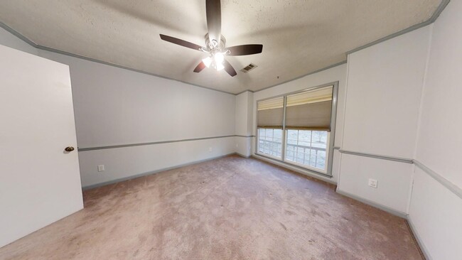 Building Photo - Spacious Home Conveniently Located close t...