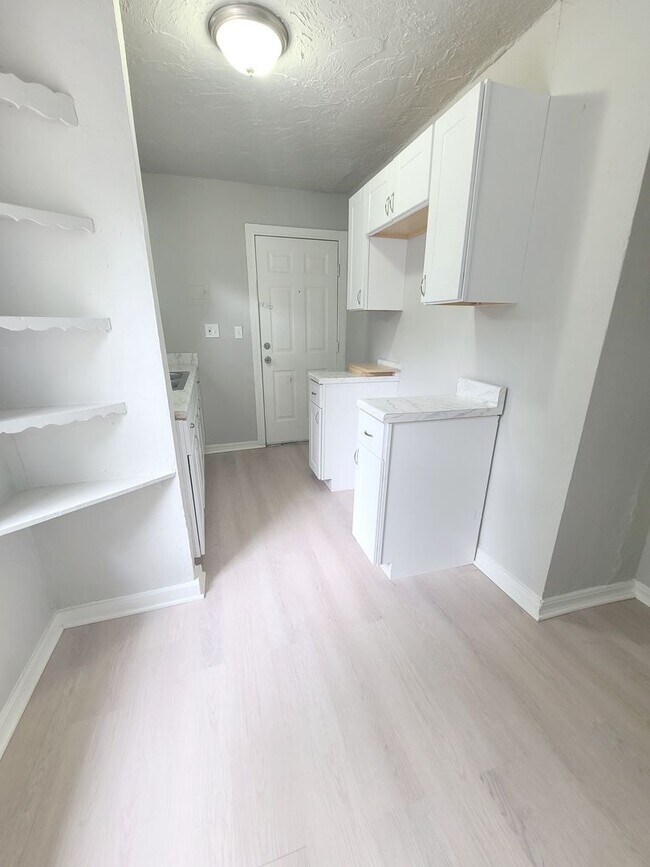 Building Photo - 2 Bed/1 Bath in historic duplex close to T...