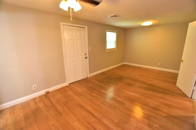 Building Photo - 626 Woodland Ave