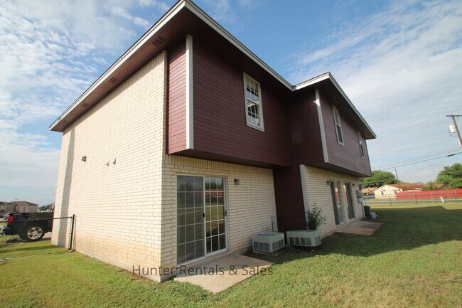 Building Photo - Stylish!