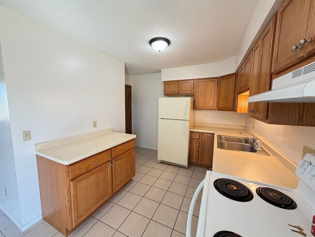 Building Photo - AVAILABLE MAY - Large 2 Bedroom Apartment!