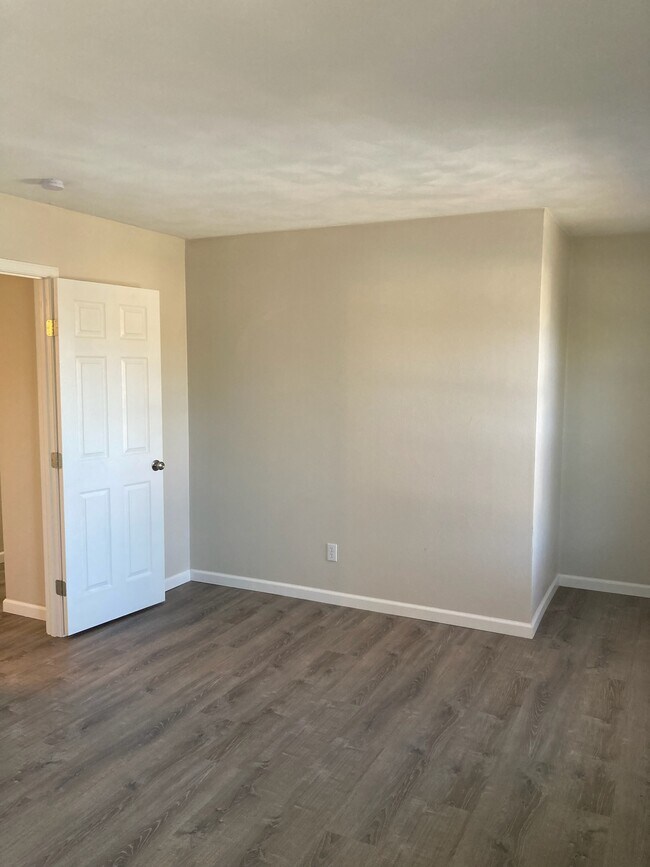 Building Photo - 707 Plankway Dr