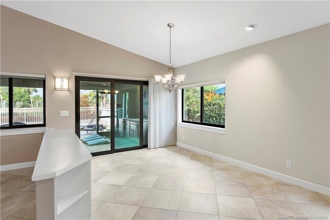 Building Photo - 4194 SW Gleneagle Cir