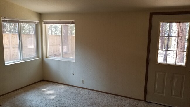 Building Photo - VIDEOTOUR: Awesome Location! Beautiful Ponderosa Pines, Minutes To Bend! PETS WELCOME