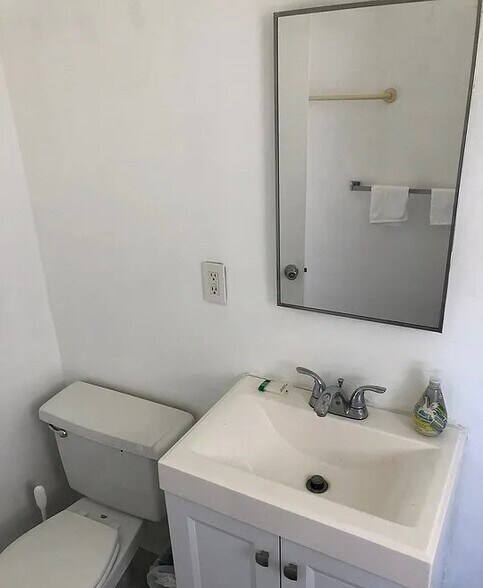 Building Photo - 4019 1/2 McLaughlin Ave