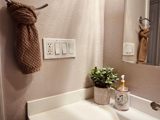 Building Photo - 4041 E Camelback Rd