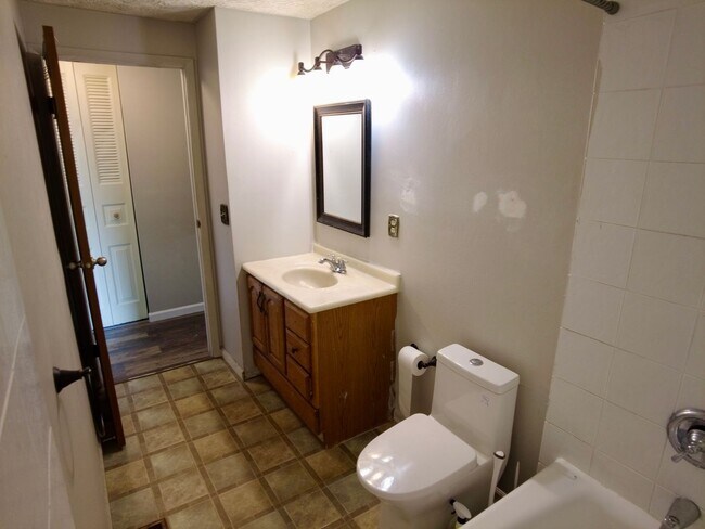 Building Photo - Spacious 3BR Bi-Level Home with 2-Car Garage in Reynoldsburg – $1,850/mo