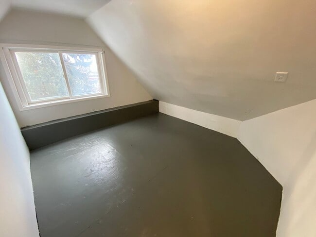 Building Photo - 1513 E Superior St