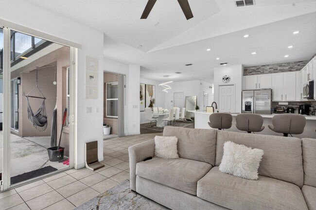 Building Photo - 515 Corvina Dr