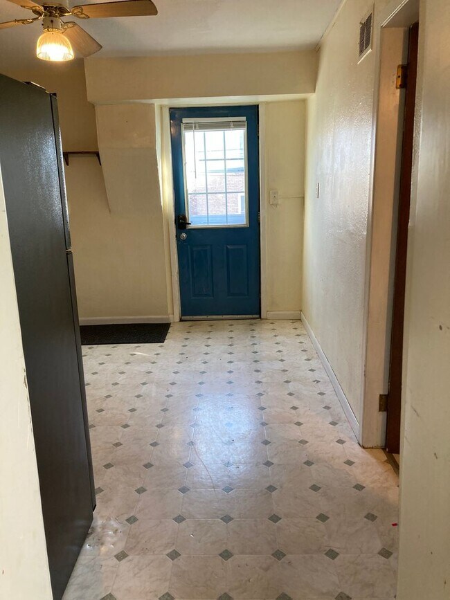 Building Photo - Three Bedroom Single-Family Home Close To ...