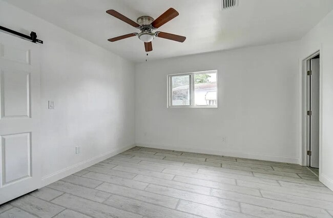 Building Photo - 702 42nd St