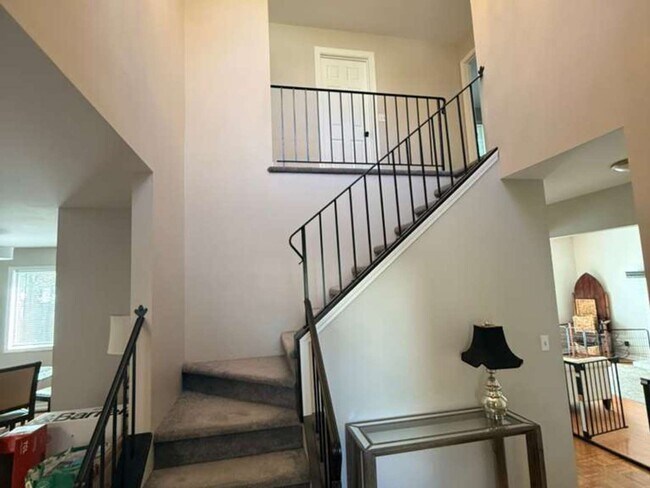 Building Photo - 2338 Woodview Ln