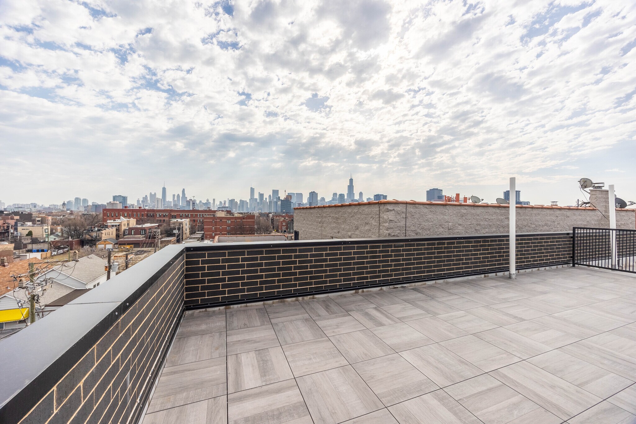 Building Photo - 1610 W Grand Ave