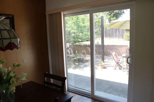 Building Photo - 2000 sq feet 5 bed 3 bath home close to Poly!!