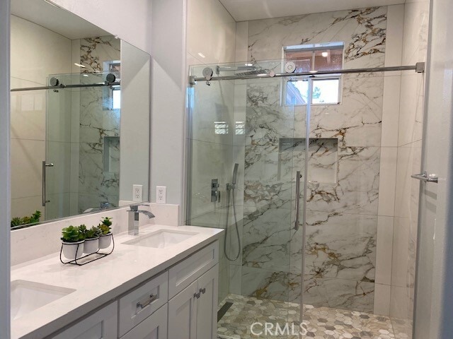 Building Photo - 2003 Ladrillo Aisle