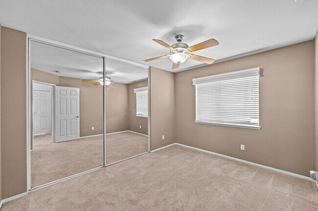 Building Photo - 620 Walnut Cir