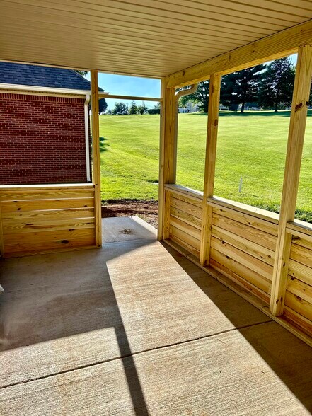 Building Photo - 208 Fairway Ln