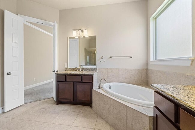 Building Photo - 3008 Paseo de Charros