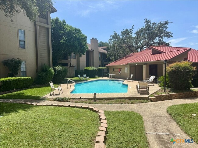 Building Photo - 1202 Thorpe Ln