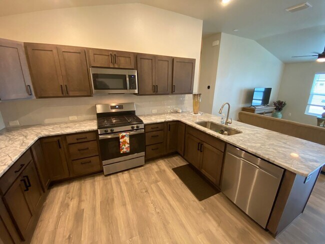 Building Photo - Beautiful, Furnished ANNUAL 2 bed, 2 bath ...