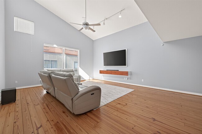 Building Photo - 6911 Yellowstone Way Dr