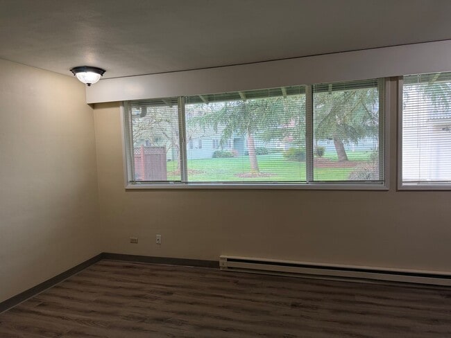 Building Photo - Updated 2 bedroom 1 bath duplex in Eugene!