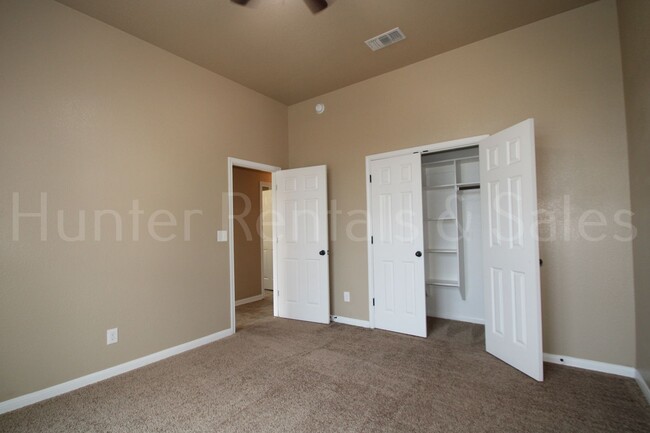Building Photo - Spacious Three-Bedroom!