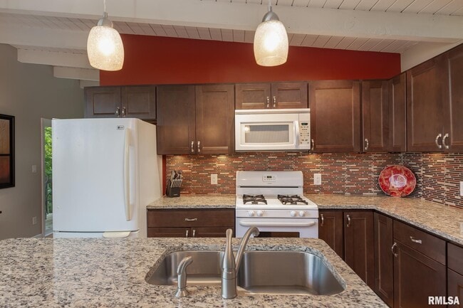 Building Photo - 4640 5th Ave