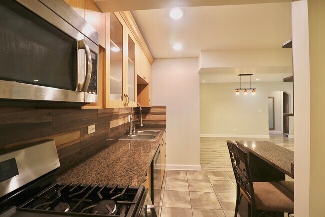 Building Photo - 12 Oak Creek Dr
