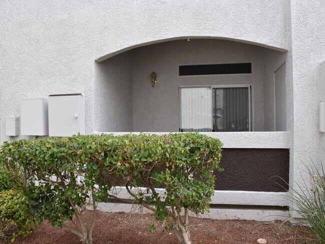 Building Photo - Fully remodeled ground floor 2BR unit in gated Mission Ridge - with garage!