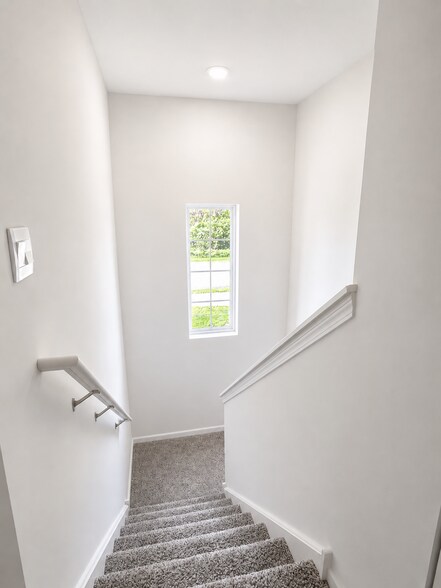 Building Photo - 1475 Yosemite Way