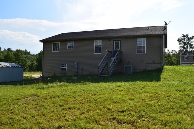 Building Photo - Beautiful 3 Bedroom, 2 Bathroom Home On Mi...