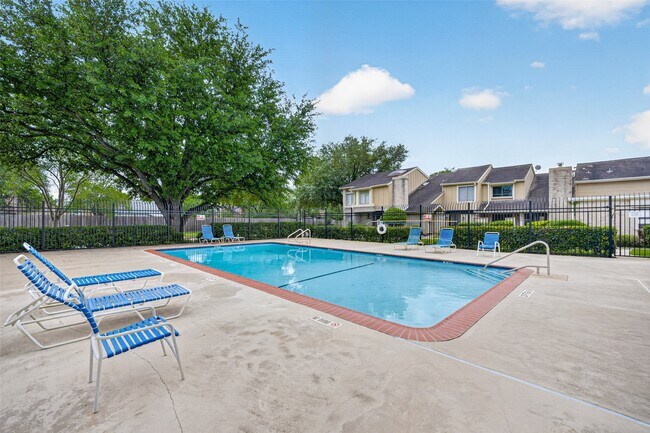 Building Photo - 2340 Woodland Park Dr